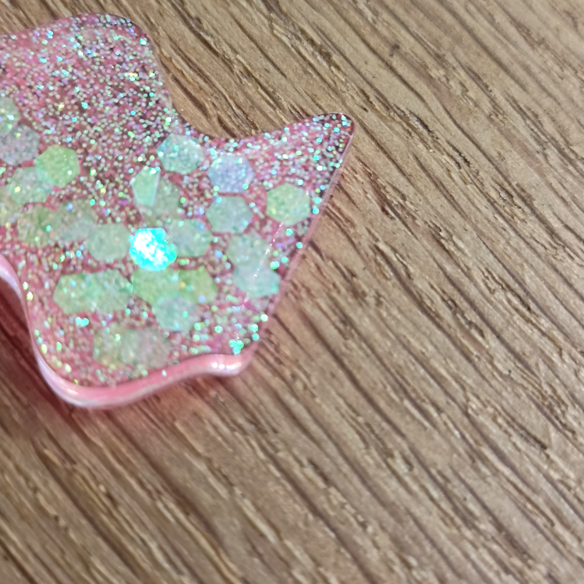 Détails boucles d'oreilles résine rose